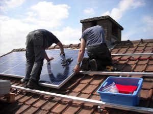 תנו לשמש להרוויח בשבילכם: האם כדאי להתקין פאנלים סולאריים על גג בית מלון?