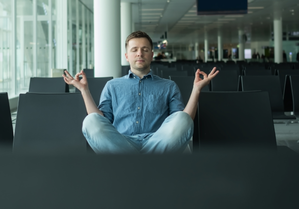 איך להירגע לפני טיסה? התמודדות אפקטיבית עם חרדות